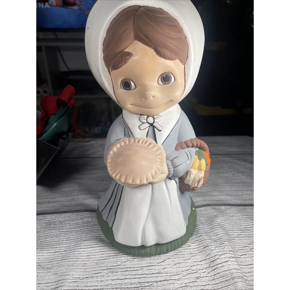 Vintage‎ Hand Painted Ceramic Pilgrim Girl Figurine Thanksgiving Harvest Decor